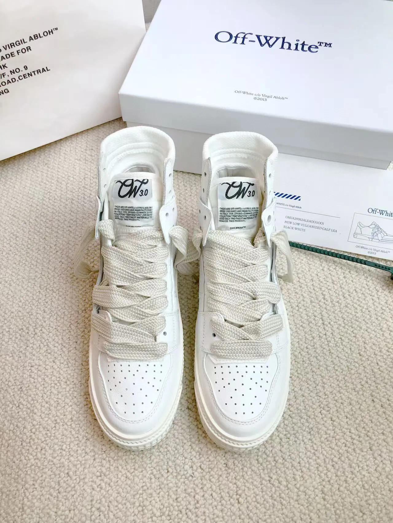 Men's shoes💰620 OFF WHITE ⚡️Couple style⚡️🍓New color🍓 The latest spring model of Gaobang street casual Martin style masterpiece, released the highest quality version on the market 👊 Series original mold opening, original lasting, production technology 1:1 original ➰🔜The best choice for more and more celebrities and Internet celebrities🔸In the classics Changes in the code🔸Innovate in the trend🔸Strive to break away from the shackles of bad street design🔝Although he is not the originator of fashion design, he is definitely a shining dark horse in avant-garde design🐴🆙Do not follow the trend🔅Not universal beauty🔅 Fabric💯First-layer cowhide Lining💯Imported skin-friendly and environmentally friendly polyester mesh Foot pads💯Original molded high-elastic environmentally friendly molding pads Midsole💯Original sleeve lasting process Outsole💯Rubber outsole Packaging💯Official website synchronizes a full set of packaging (brand wrapping paper, brand certificate, brand bag) code number 35-44, 45 customized